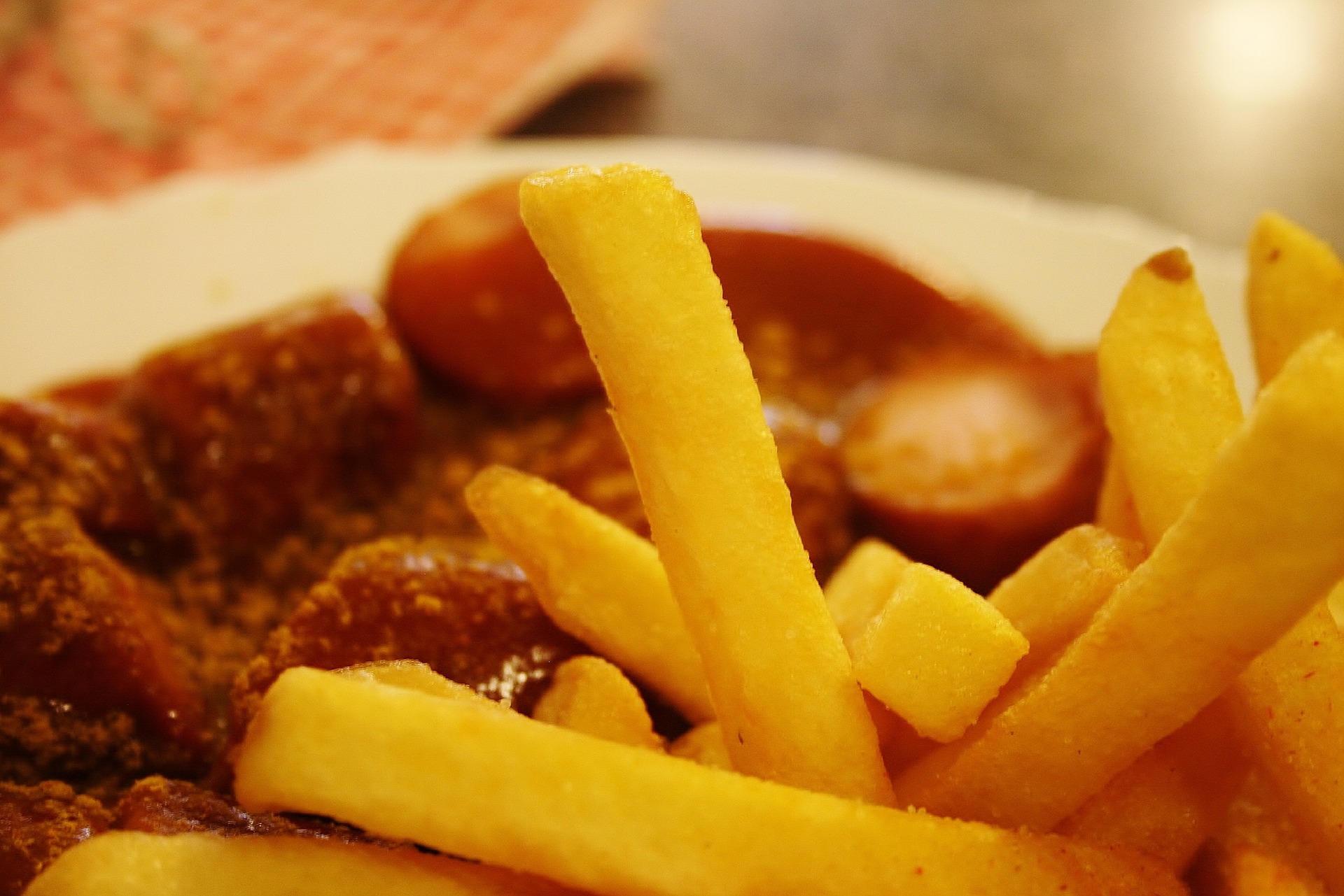 Histoire et recette de la Currywurst - le plat rapide et typique d'Allemagne